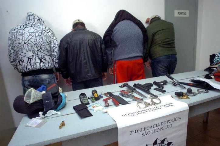 	Com os presos, agentes apreenderam armas e objetos usados pela pol&iacute;cia