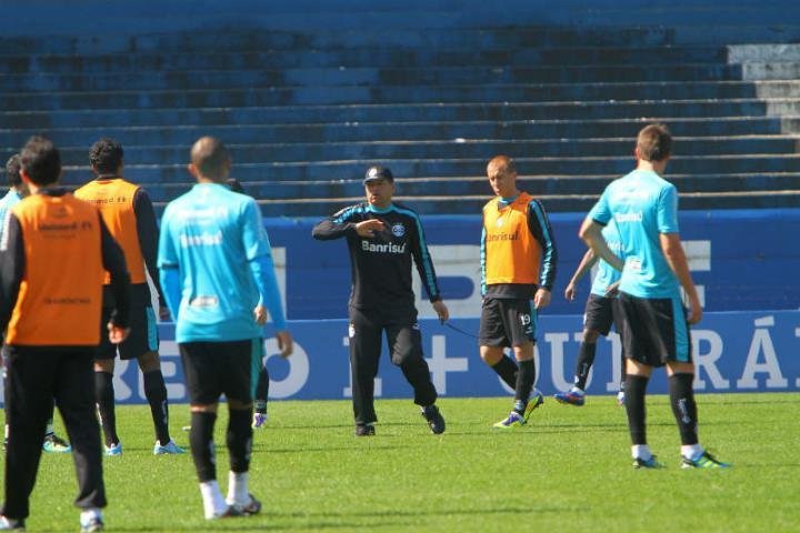 Roth comandou &uacute;ltimo treino do Gr&ecirc;mio antes da viagem para enfrentar o Bahia