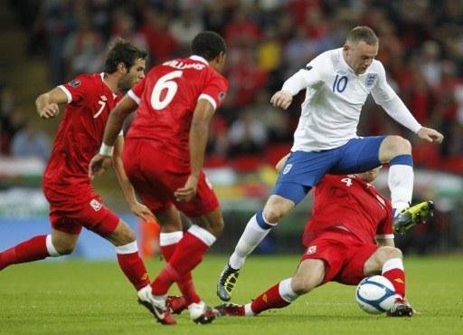 Rooney tenta passar pela marca&ccedil;&atilde;o galesa em Wembley