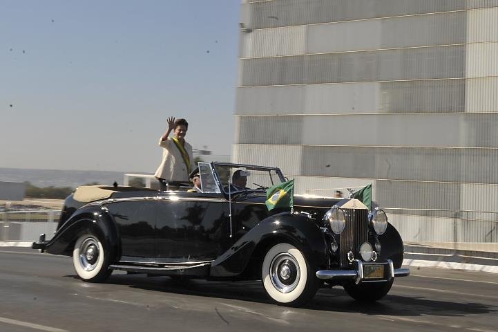 Dilma desfilou em carro aberto