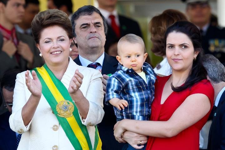 Gabriel assistiu ao desfile no colo da m&atilde;e Paula