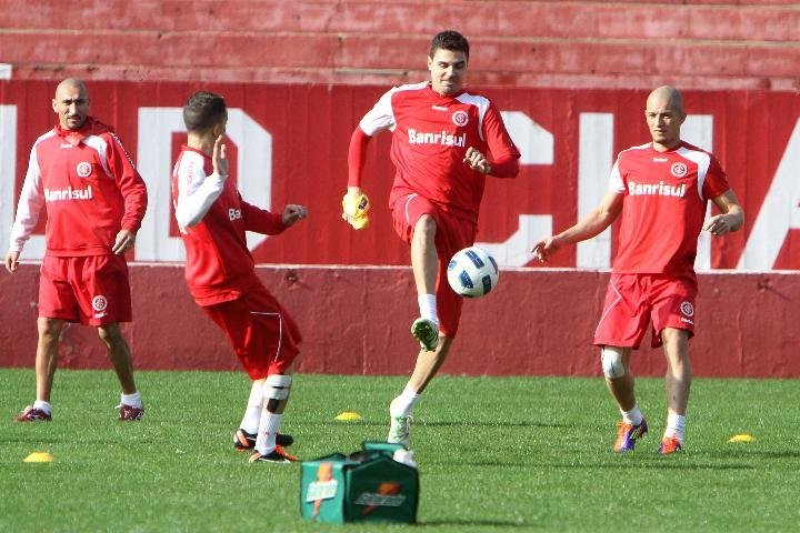 Presidente do Inter disse que zagueiro pode voltar ao time ap&oacute;s a avalia&ccedil;&atilde;o da comiss&atilde;o t&eacute;cnica