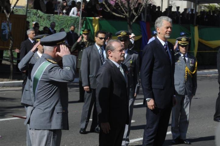 Ap&oacute;s o desfile c&iacute;vico, Tarson Genro confirmou a reuni&atilde;o com os policiais militares