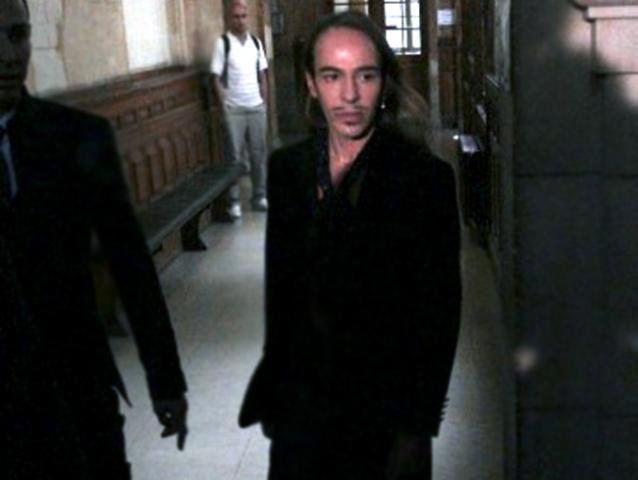 John Galliano &eacute; considerado culpado por declara&ccedil;&otilde;es racistas