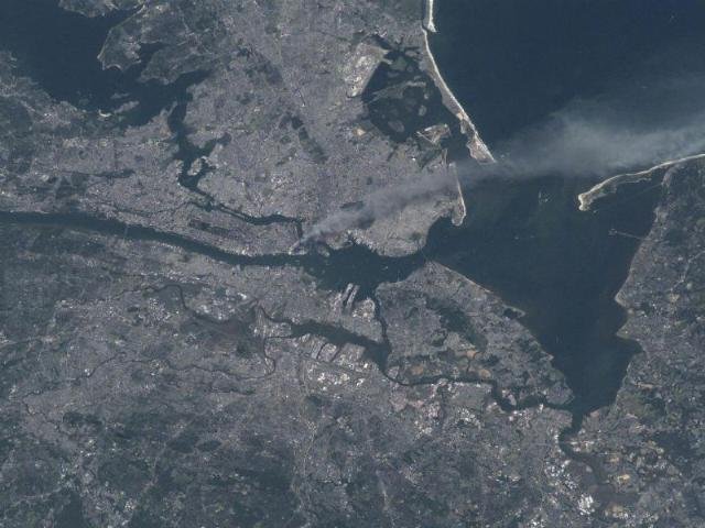 Uma nuvem de fuma&ccedil;a &eacute; registrada em Lower Manhattan na manh&atilde; do dia 11
