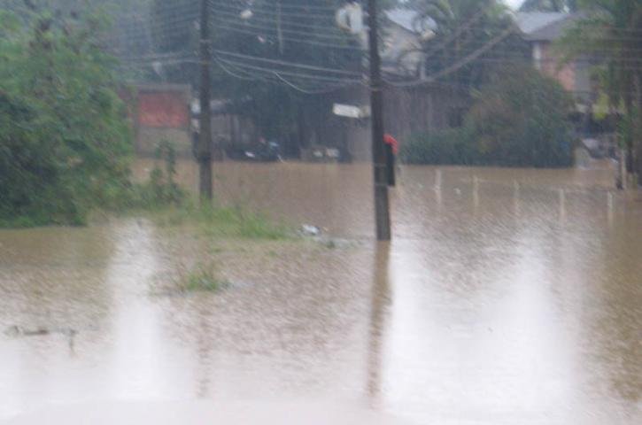 Segundo a Defesa Civil de SC, mais 100 mm de chuva podem cair nas pr&oacute;ximas 24 horas