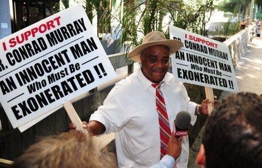 Fora do tribunal havia apenas dois manifestantes: um a favor de Murray (foto) e outro contra