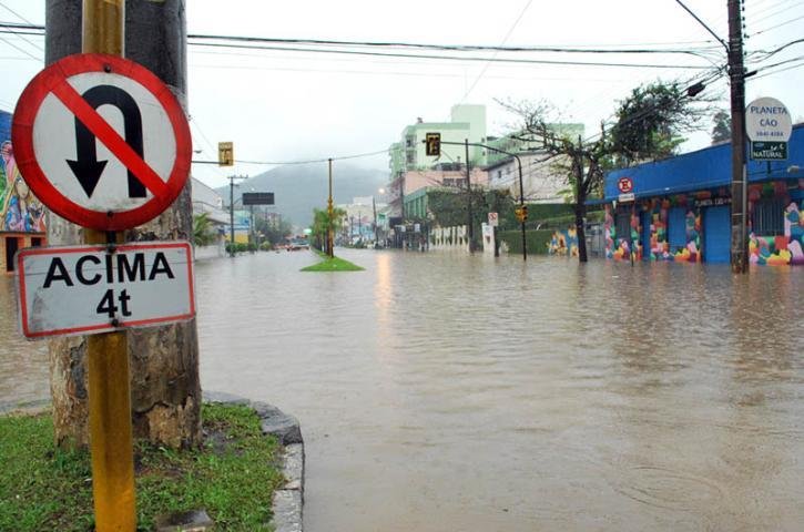 Com quase 93% da popula&ccedil;&atilde;o atingida pela chuva, munic&iacute;pio catarinense enfrenta alagamentos e falta de luz