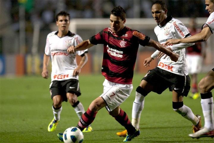 Corinthians vence Flamengo de virada e reassume lideran&ccedil;a