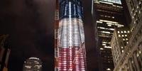 Nova torre do World Trade Center é iluminada 