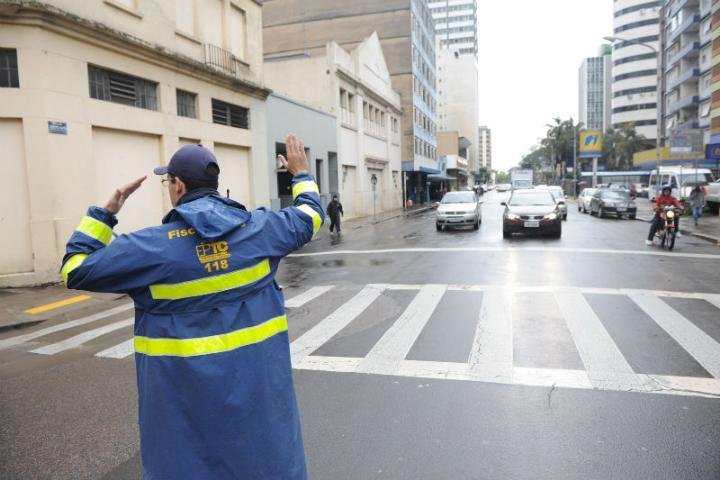 Diversos sem&aacute;foros ficaram inoperantes em Porto Alegre 