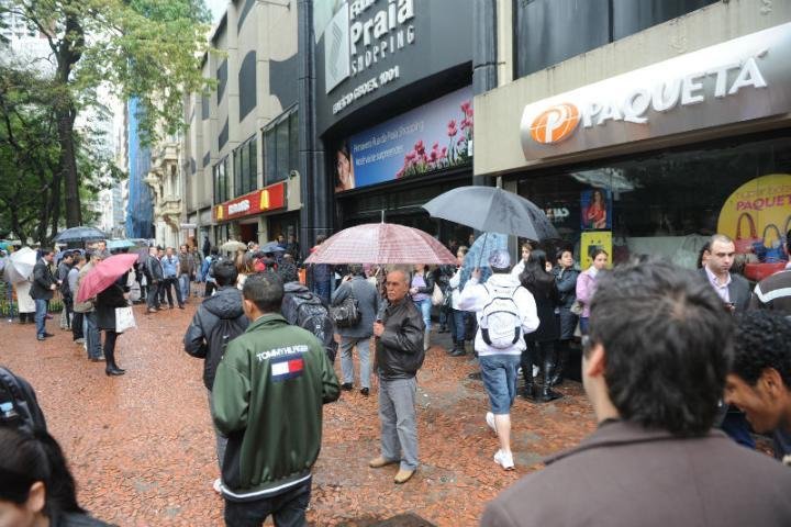 Funcion&aacute;rios e clientes do shopping Rua da Praia aguardaram a volta da luz para entrar no estabelecimento