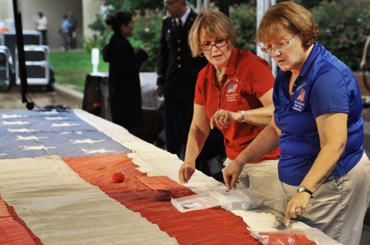 Preparativos para as homenagens aos mortos nos ataques seguem movimento Nova Iorque