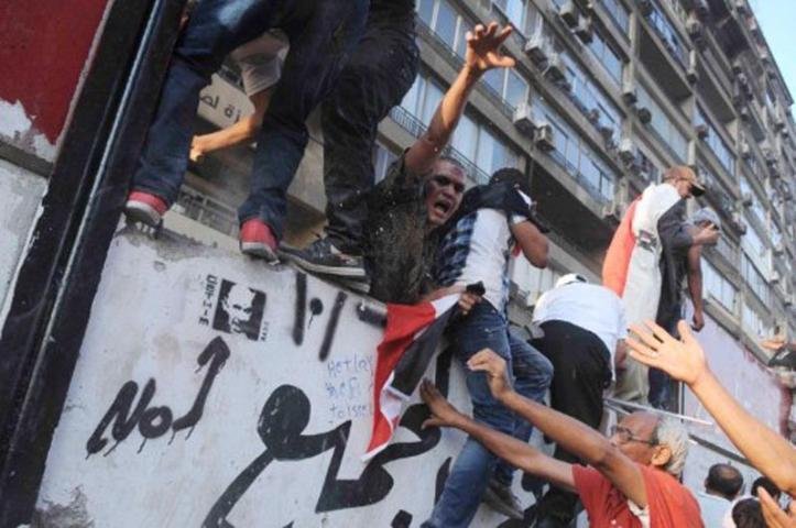 Muro da sede foi derrubado a golpes de martelos e uma barra de metal