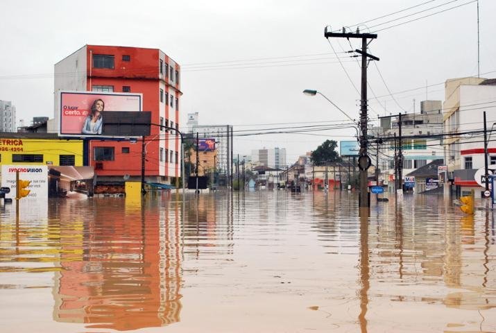 Santa Catarina j&aacute; registra 860 mil afetados pelas chuvas