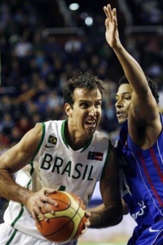 Marcelinho se livra do drible de Ronald Ramon, da Rep&uacute;blica Dominicana