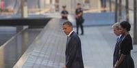 Obama em frente as fontes construídas no lugar das torres