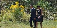 Após as homenagens, Obama e Michelle foram depositar flores no local da queda do avião
