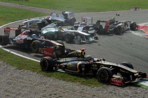 Bruno Senna ultrapassa Vitantonio Liuzzi ap&oacute;s batida no come&ccedil;o do GP de Monza
