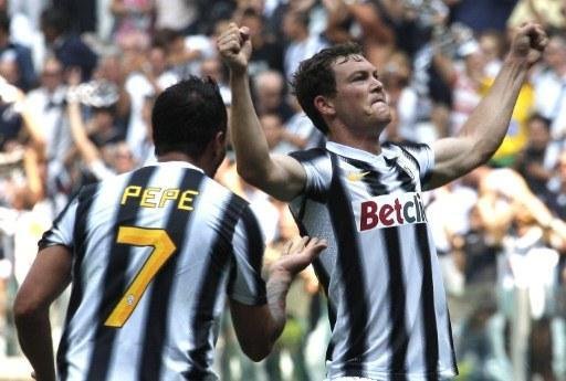 Stephan Lichtsteiner comemorar ap&oacute;s marcar pela Juventus contra o Parma