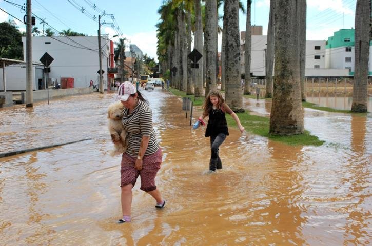 M&atilde;e e filha tentam atravessar a rua em Blumenau