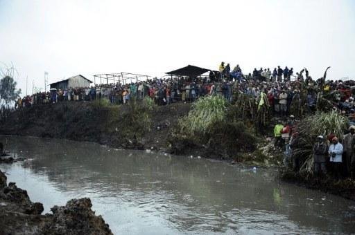Moradores observam local de inc&ecirc;ndio