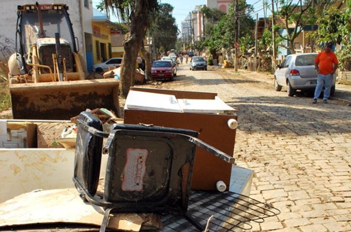 Eletrodom&eacute;sticos ficam embaixo d&acute;&aacute;gua na rua Alberto Koffke em Blumenau