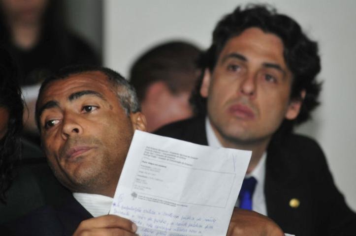 Para Rom&aacute;rio, obras na Arena s&atilde;o incentivo para Beira-Rio retomar reformas