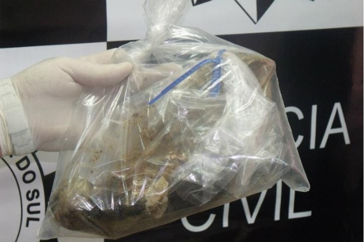 Pol&iacute;cia n&atilde;o sabe se o osso seria usado em algum ritual de magia negra ou para assustar a destinat&aacute;ria