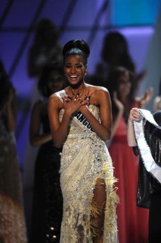 Leila Lopes &eacute; a terceira negra a receber a coroa no Miss Universo