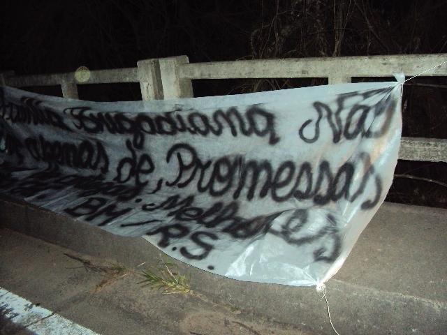 Faixa com reivindica&ccedil;&atilde;o salarial foi deixada no local
