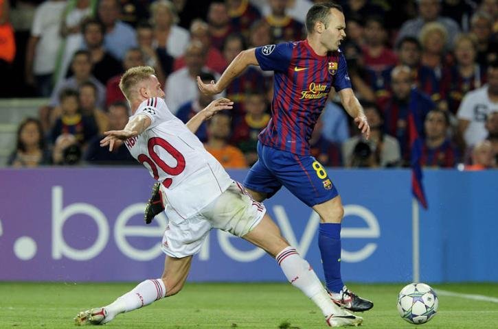Iniesta sofre forte marca&ccedil;&atilde;o e chegou a sair de campo com a equipe m&eacute;dica 
