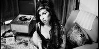 Pai acusa ex-marido de levar Amy Winehouse em caminho sem volta
