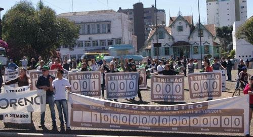 Manifesta&ccedil;&atilde;o culminou na Pra&ccedil;a da Bandeira, onde tel&atilde;o mostrava a cifra do Impost&ocirc;metro