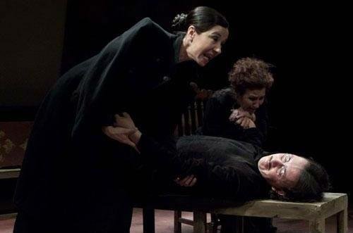 Montagem uruguaia &acute;Neva` mostra tr&ecirc;s atores ensaiando texto de Tchekhov