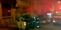 Bombeiros combatem chamas em contêiner no Centro Histórico de Porto Alegre