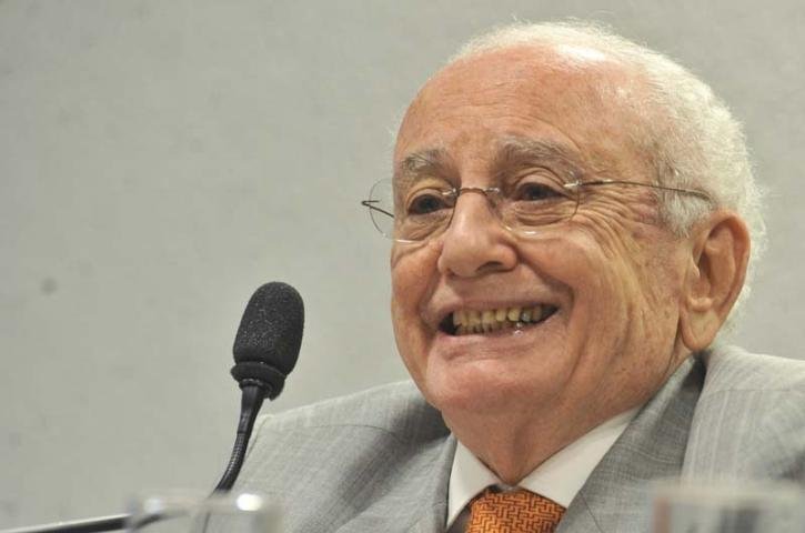 Novais &eacute; alvo de den&uacute;ncias de mau uso do dinheiro p&uacute;blico