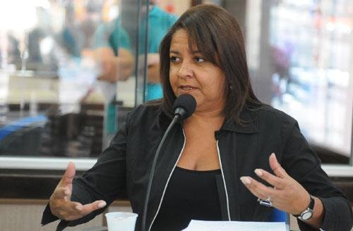 Presidente do Cpers, Rejane de Oliveira, atacou o governo e disse que a pol&iacute;tica de investimentos &eacute; frouxa