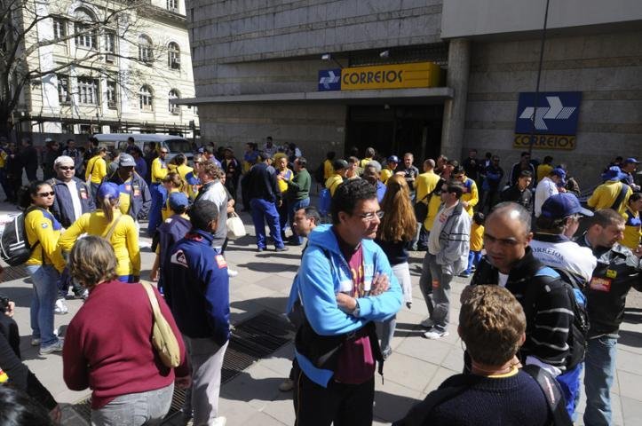 Cerca de 500 funcion&aacute;rios se concentraram em frente &agrave; sede da Siqueira Campos