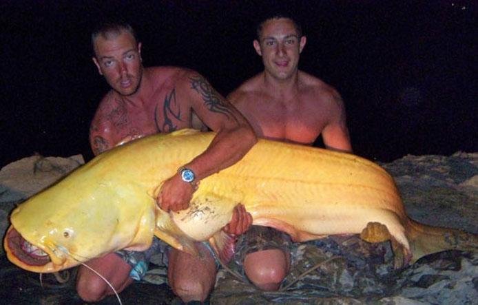 Jovem ingl&ecirc;s pesca peixe gigante