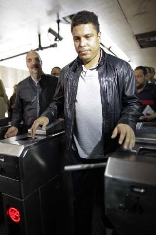 Ronaldo andou de trem para marcar os 1000 dias para o in&iacute;cio da Copa
