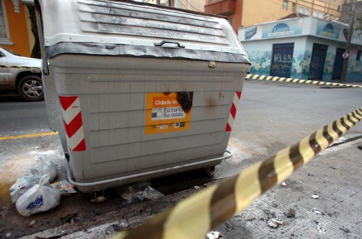Equipamento foi incendiado na rua Dem&eacute;trio Ribeiro na &uacute;ltima madrugada