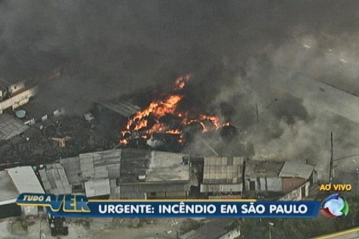 SP tem inc&ecirc;ndio de grandes propor&ccedil;&otilde;es em galp&atilde;o de material recicl&aacute;vel