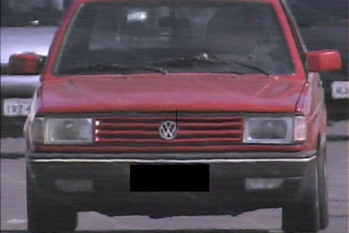 Ve&iacute;culo &eacute; um Gol vermelho