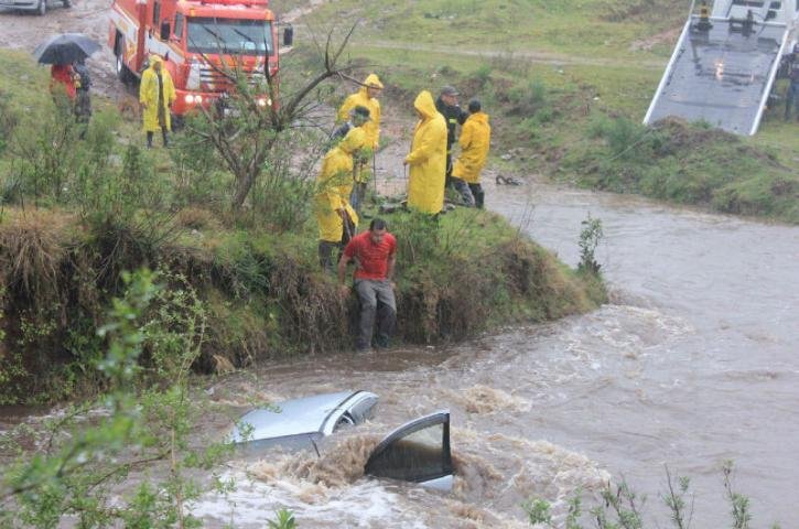 Carro &eacute; arrastado pela correnteza do arroio Passo do Mingote