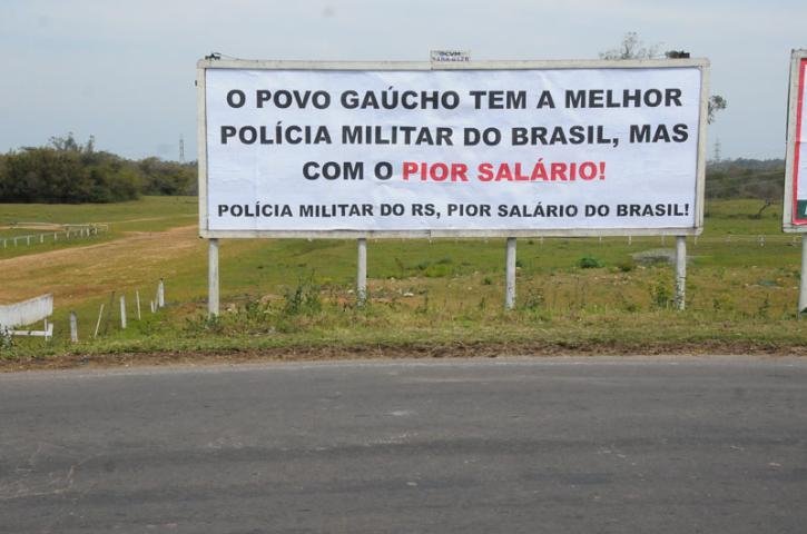 Outdoor com reivindica&ccedil;&atilde;o de melhores sal&aacute;rios para PM &eacute; colocado em Gravata&iacute;