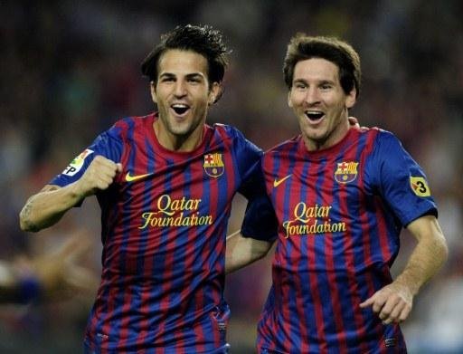 Fabregas abra&ccedil;a Messi durante o show do Barcelona contra o Osasuna