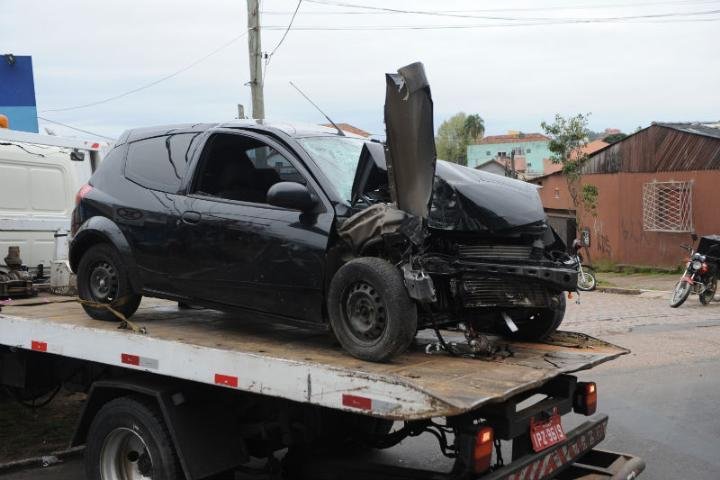 Parte frontal do carro ficou destru&iacute;da