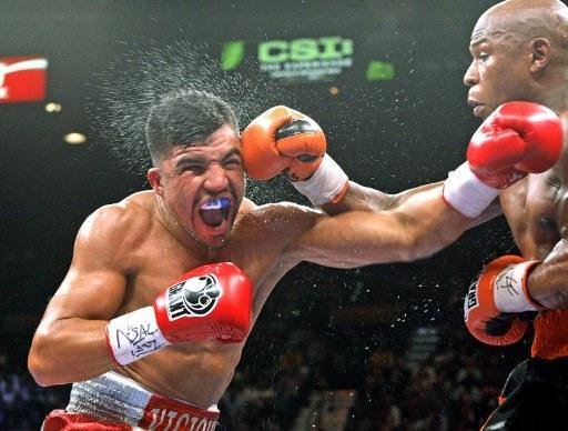 Floyd Mayweather (D) aplicou golpe pol&ecirc;mico para conquistar o t&iacute;tutlo