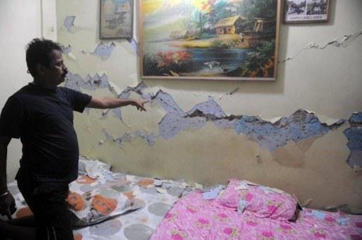 Morador mostra o resultado do terremoto na resid&ecirc;ncia onde mora